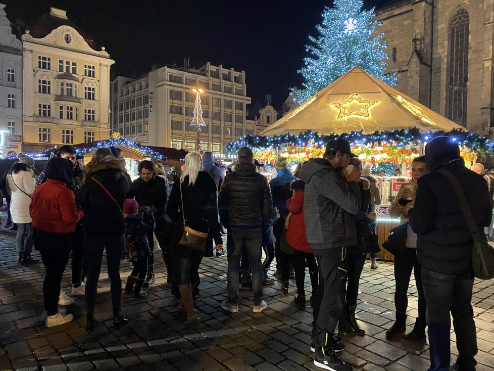 Koronavirus v Česku: Češi si do poslední chvíle užívají vánoční trhy. Od středy na nich nebudou moci konzumovat žádné jídlo ani pití.
