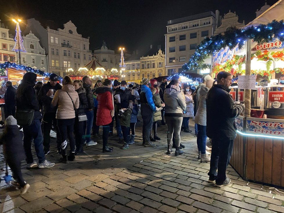 Koronavirus v Česku: Češi si do poslední chvíle užívají vánoční trhy. Od středy na nich nebudou moci konzumovat žádné jídlo ani pití.