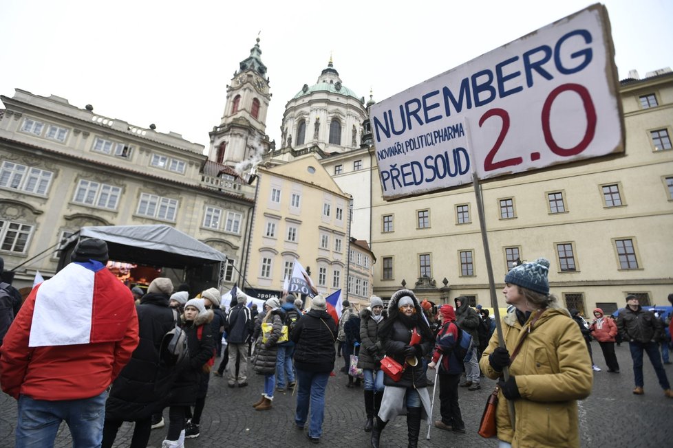 Koronavirus v Česku: Protest iniciativy Chcípl pes proti pandemickému zákonu (1.2.2022)