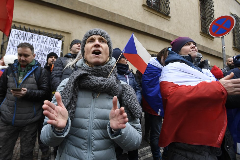 Koronavirus v Česku: Protest iniciativy Chcípl pes proti pandemickému zákonu (1.2.2022)