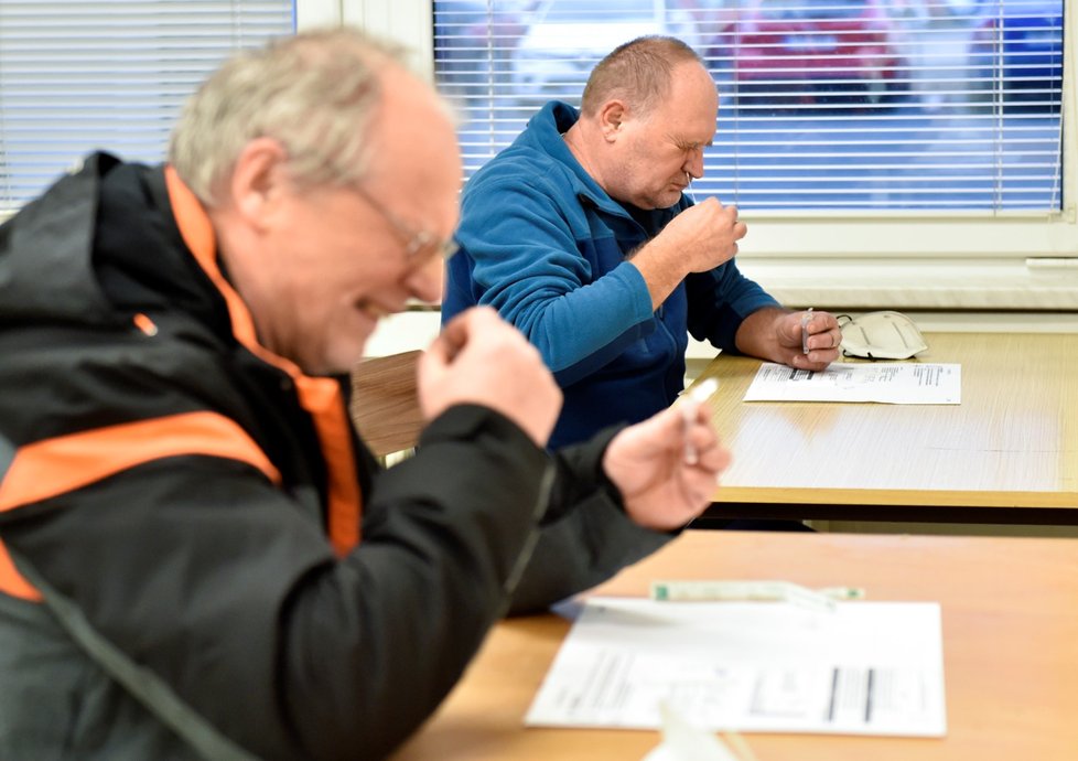 Zaměstnanci skupiny MESIT se testují na koronavirus v Uherském Hradišti (17. 1. 2022)