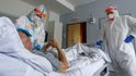 Zdravotníci pečují o jednoho z pacientů s koronavirem, pro něž má Podřipská nemocnice s poliklinikou v Roudnici nad Labem vyčleněných 20 standardních lůžek (11. 3. 2021)