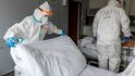 Zdravotníci pečují o pacienty s koronavirem, pro něž má Podřipská nemocnice s poliklinikou v Roudnici nad Labem vyčleněných 20 standardních lůžek (11. 3. 2021)