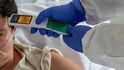 Zdravotník měří teplotu jednomu z pacientů s koronavirem, pro něž má Podřipská nemocnice s poliklinikou v Roudnici nad Labem vyčleněných 20 standardních lůžek (11. 3. 2021)