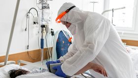 Zdravotníci pečují o pacientku s koronavirem, pro něž má Podřipská nemocnice s poliklinikou v Roudnici nad Labem vyčleněných 20 standardních lůžek (11. 3. 2021)
