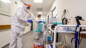 Zdravotníci dezinfikují přístroje na oddělení péče o pacienty s koronavirem, pro něž má Podřipská nemocnice s poliklinikou v Roudnici nad Labem vyčleněných 20 standardních lůžek (11. 3. 2021)