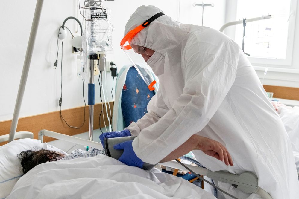 Březen 2021: Zdravotníci pečují o pacientku s koronavirem, pro něž má Podřipská nemocnice s poliklinikou v Roudnici nad Labem vyčleněných 20 standardních lůžek (11. 3. 2021)
