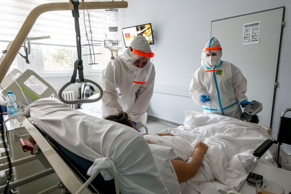 Březen 2021: Zdravotníci pečují o pacienty s koronavirem, pro něž má Podřipská nemocnice s poliklinikou v Roudnici nad Labem vyčleněných 20 standardních lůžek (11. 3. 2021)