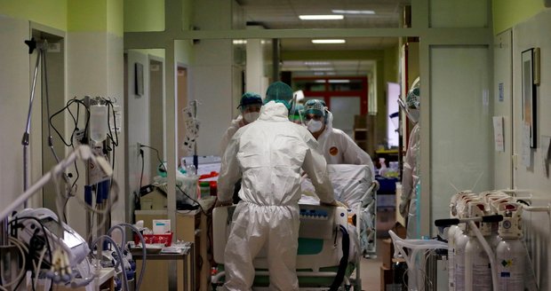 Velký převoz 19 pacientů s covidem z Brna do Prahy: Čtyři lidé jsou na plicní ventilaci