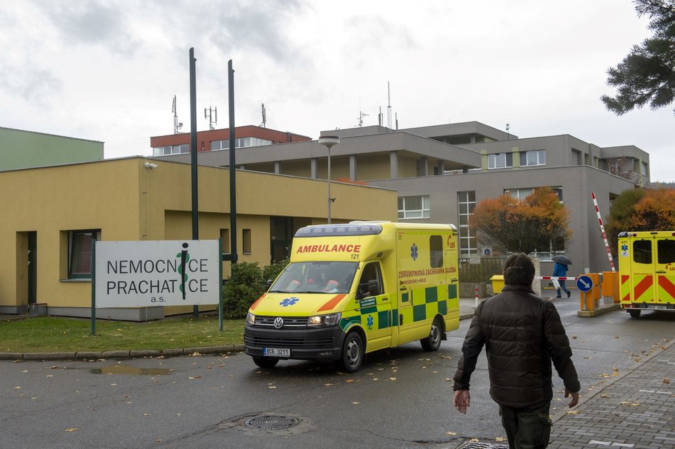 Prachatická nemocnice má nadále zavřené lůžkové části některých oddělení. Momentálně pečuje o pět desítek pacientů s koronavirem. Další mohou přibýt, řada lidí čeká na výsledky testů na covid-19. (29. 10. 2020)