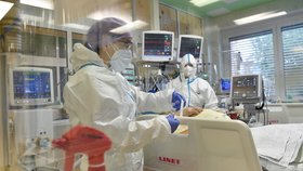 Zdravotníci pracují na oddělení anesteziologie, resuscitace a intenzivní medicíny (ARIM) Krajské nemocnice Tomáše Bati ve Zlíně, kde se léčí pacienti s nemocí covid-19 (29. 10. 2020)