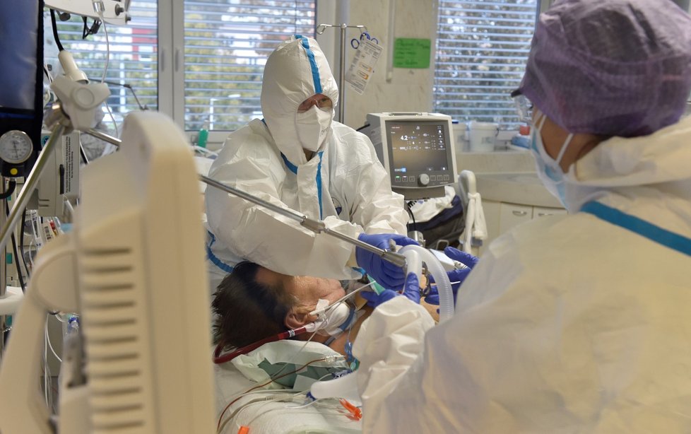 Zdravotníci pracují na oddělení anesteziologie, resuscitace a intenzivní medicíny (ARIM) Krajské nemocnice Tomáše Bati ve Zlíně, kde se léčí pacienti s nemocí covid-19 (29. 10. 2020).