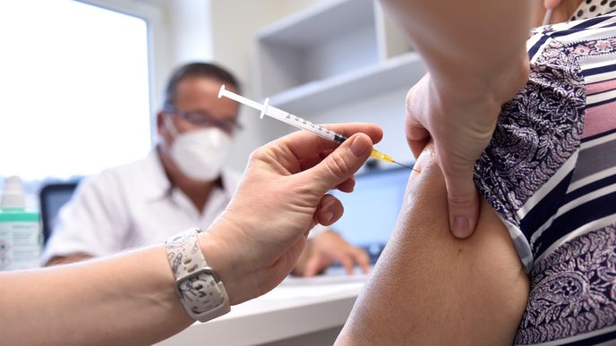 K očkování proti covidu se mohou ode dneška registrovat také lidé starší 60 let