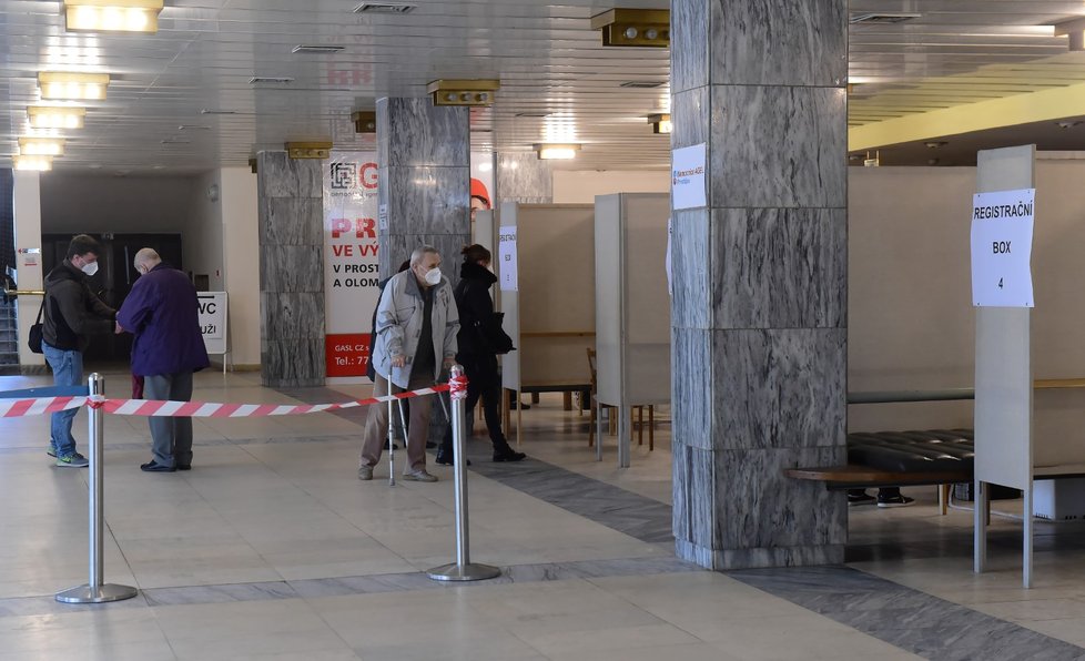V Prostějově začalo v budově společenského domu fungovat očkovací centrum proti koronaviru (17. 3. 2021).