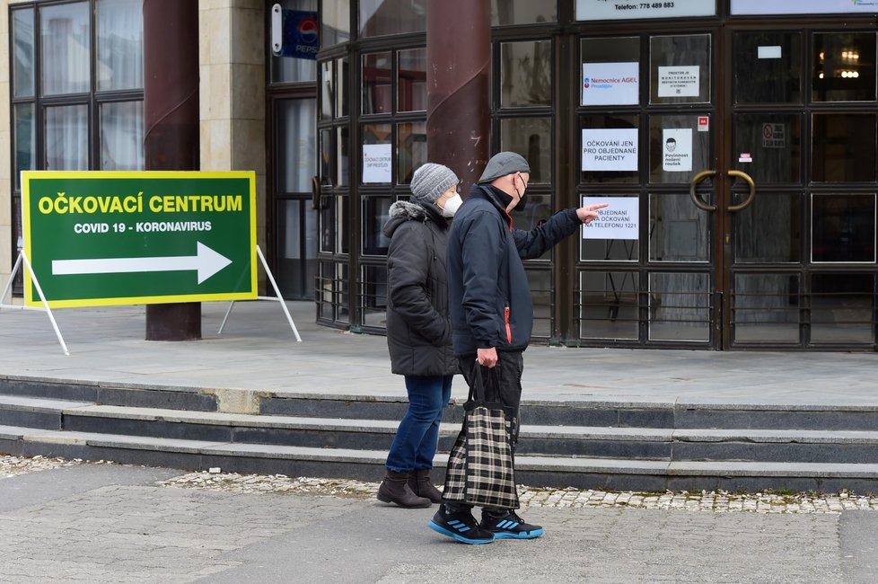 V Prostějově začalo v budově společenského domu fungovat očkovací centrum proti koronaviru (17. 3. 2021).