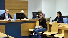 Obžalovaná Nikola Breuerová v síni zlínské pobočky Krajského soudu Brno ve Zlíně. Žena čelí obžalobě za fiktivní žádosti o vyplacení kompenzačních bonusů určených pro podnikatele zasažené opatřeními proti šíření koronaviru (13. 9. 2021).