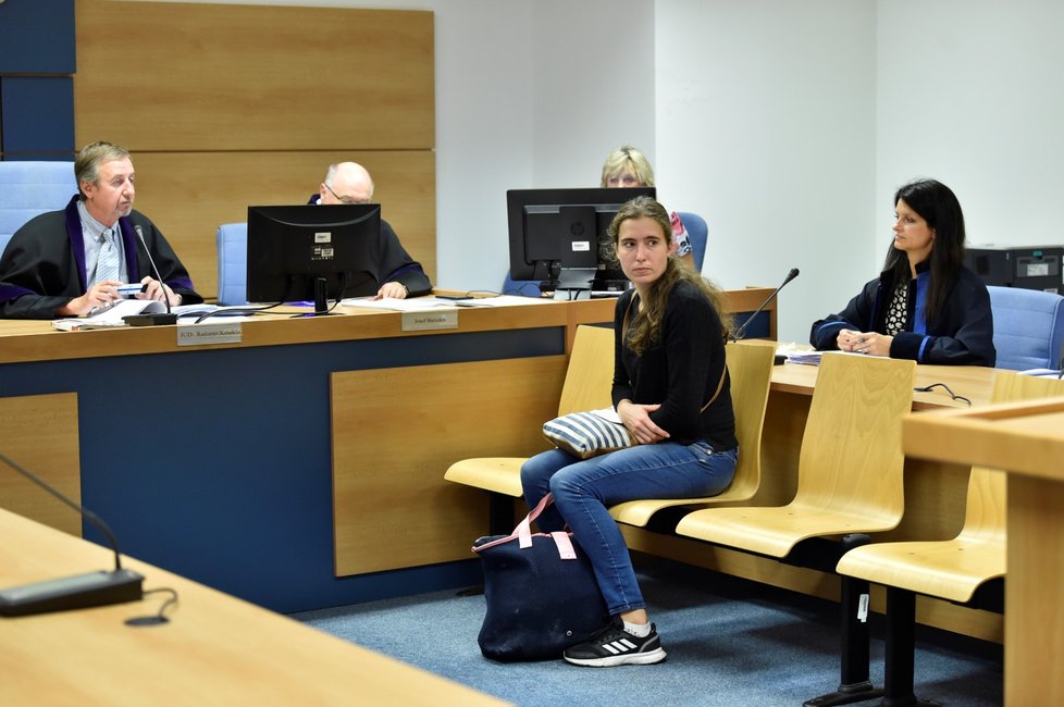 Obžalovaná Nikola Breuerová v síni zlínské pobočky Krajského soudu Brno ve Zlíně. Žena čelí obžalobě za fiktivní žádosti o vyplacení kompenzačních bonusů určených pro podnikatele ovlivněné opatřeními proti šíření koronaviru (13. 9. 2021)