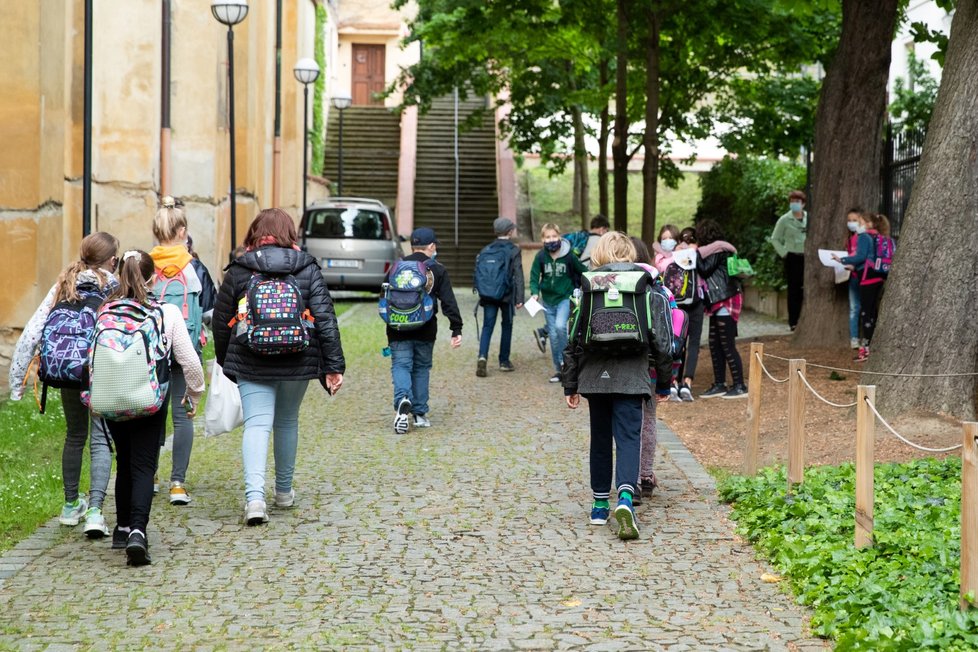 Hlavní příznaky koronaviru u dětí: průjem, zvracení a křeče v břichu, tvrdí vědci.