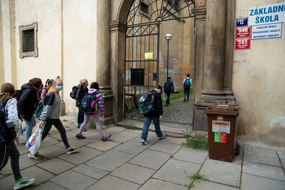 Hlavní příznaky koronaviru u dětí: průjem, zvracení a křeče v břichu, tvrdí vědci.