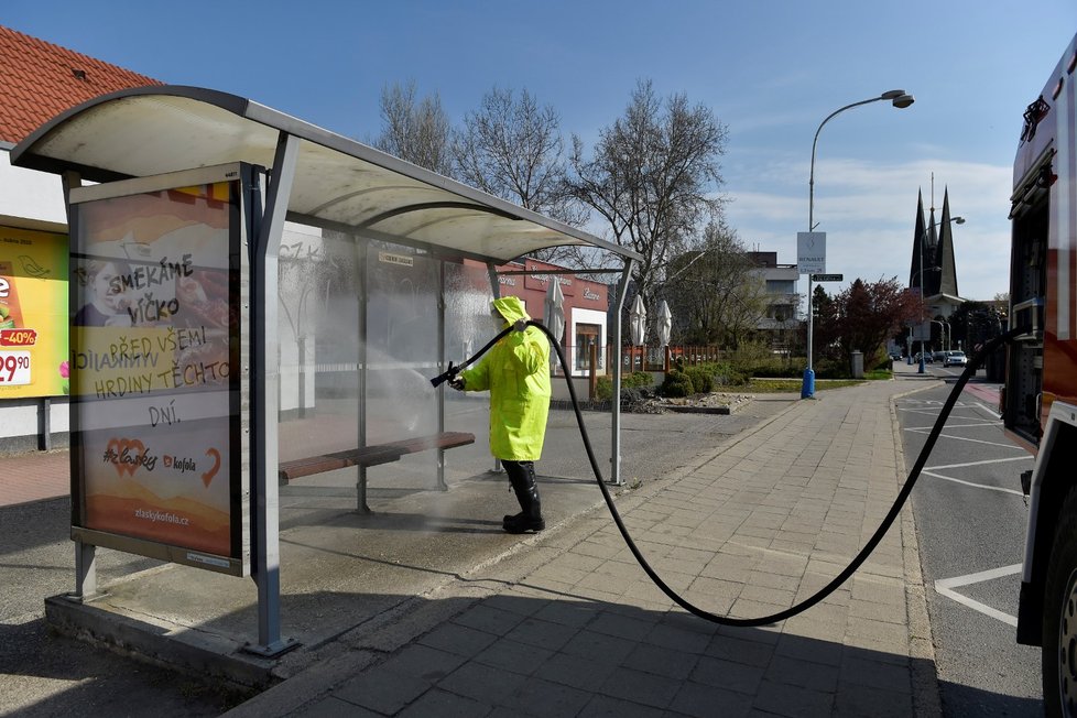 Dobrovolní hasiči z JSDH Stará Břeclav jako prevenci proti nákaze koronavirem dezinfikovali 11. dubna 2020 lavičky a zastávky v centru Břeclavi.