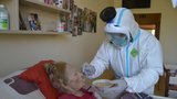 Očkování nemá přes 400 tisíc seniorů v Česku. Nejmenší zájem o vakcínu je na Karlovarsku