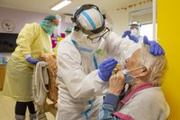 V důchoďácích zemřelo 3,5 tisíce seniorů s covidem. Očkováno je jen 65 % zaměstnanců