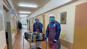 Koronavirus v Česku: V domovech pro seniory platila přísná protiepidemická opatření.