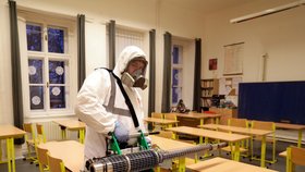 Dezinfekce v pražské škole kvůli koronaviru (10. 3. 2020)