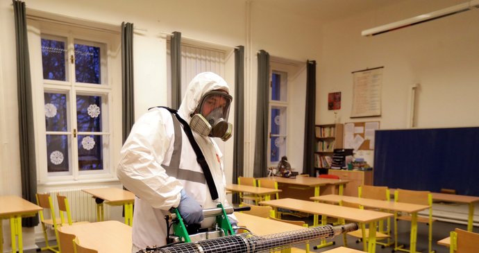 Dezinfekce v pražské škole kvůli koronaviru (10.3.2020)