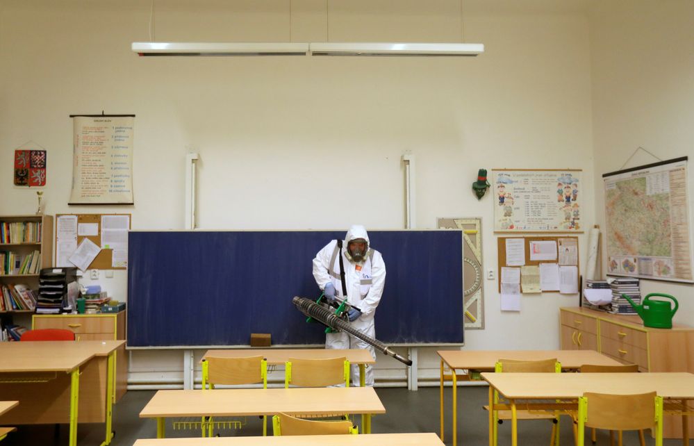 Březen 2020: Dezinfekce v pražské škole kvůli koronaviru (10.3.2020)