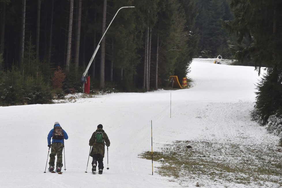 Na českých horách se objevily i přes pandemii koronaviru první lyžaři (17. 12. 2020)