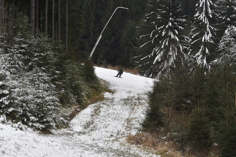 Na českých horách se objevily i přes pandemii koronaviru první lyžaři (17. 12. 2020)