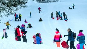 Zavřené sjezdovky a vleky? Davy lidí vzaly Špindlerův Mlýn a Svatého Petra přesto útokem (30.12.2020)