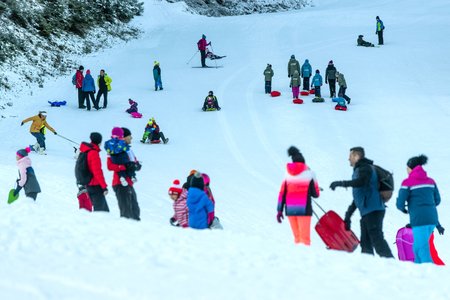 Zavřené sjezdovky a vleky? Davy lidí vzaly Špindlerů Mlýn a Svatého Petra přesto útokem (30.12.2020)