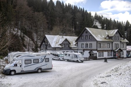 Zavřené sjezdovky a vleky? Davy lidí vzaly Špindlerů Mlýn a Svatého Petra přesto útokem (30.12.2020)