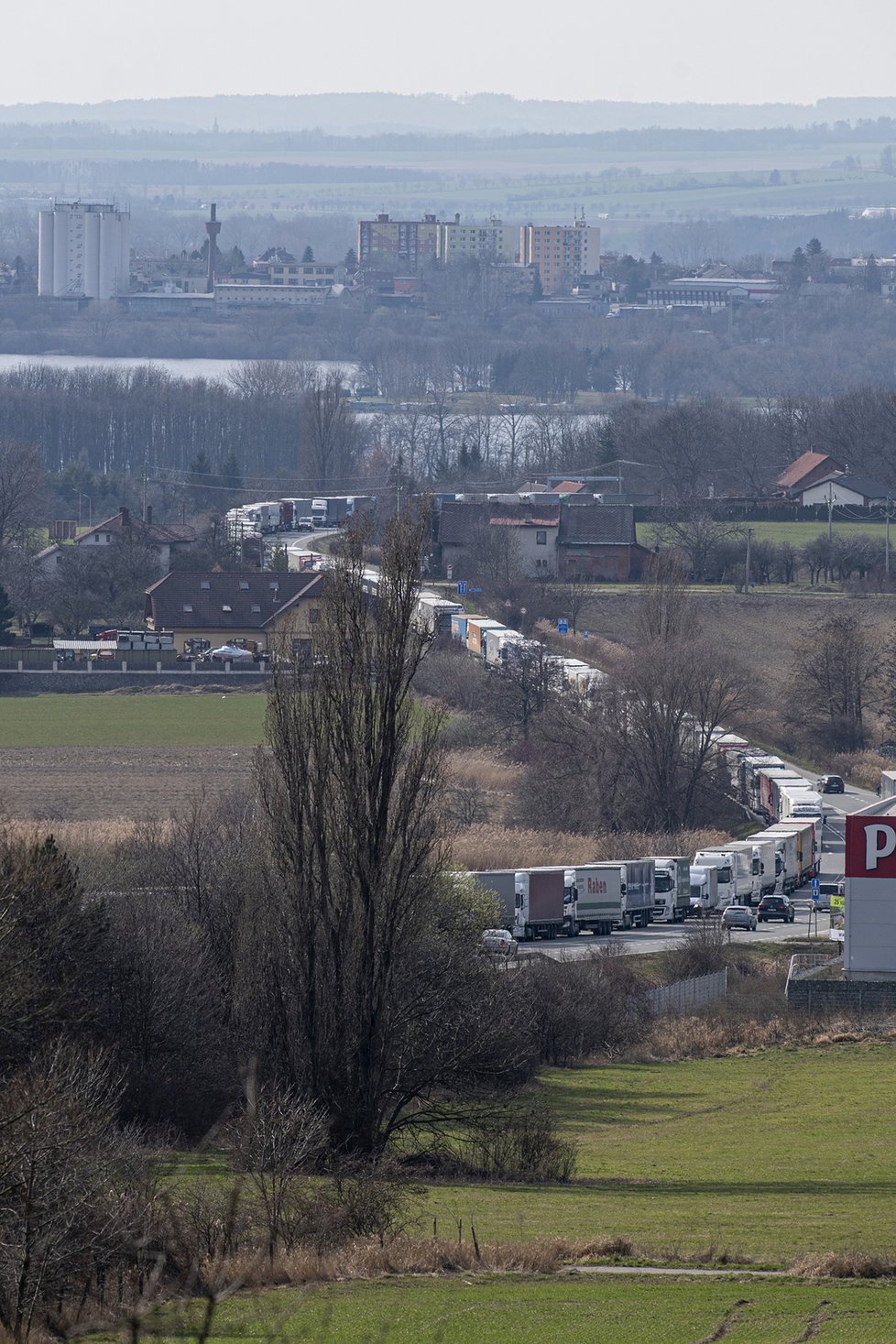 Před hraničním přechodem do Polska v Náchodě a okolí se vytvořila kolona až 24 kilometrů dlouhý (17.3.2020)