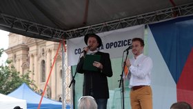 Demonstrující na Staroměstském náměstí na protestu proti vládě Andreje Babiše (9. 6. 2020)