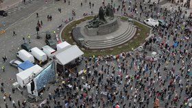 Demonstrující na Staroměstském náměstí na protestu proti vládě Andreje Babiše (9. 6. 2020)