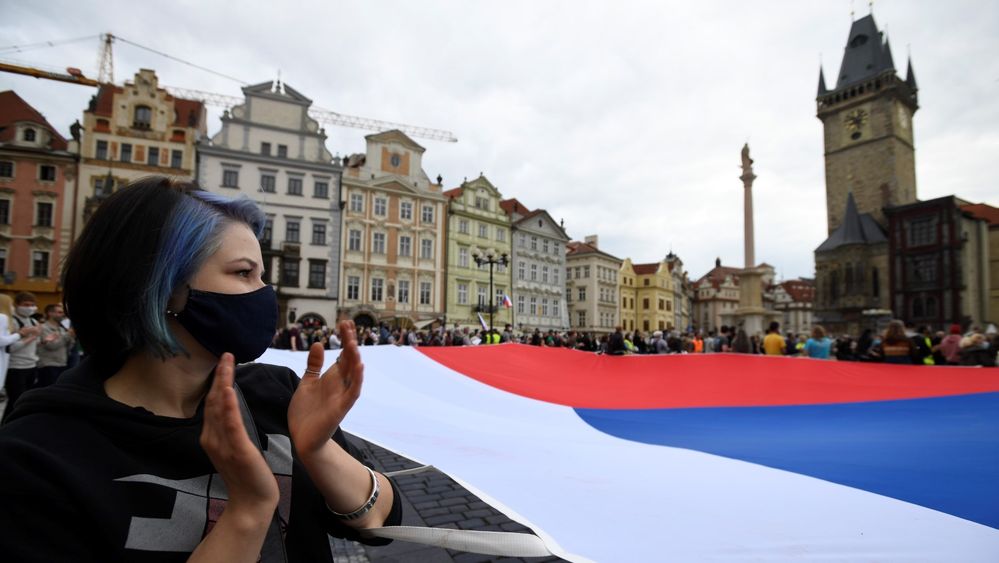 Červen 2020: Demonstrující na Staroměstském náměstí na protestu proti vládě Andreje Babiše (9. 6. 2020)