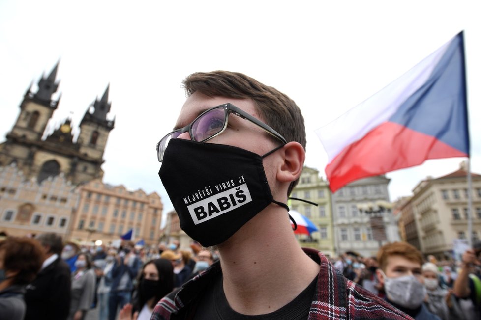 Demonstrující na Staroměstském náměstí na protestu proti vládě Andreje Babiše (9. 6. 2020)