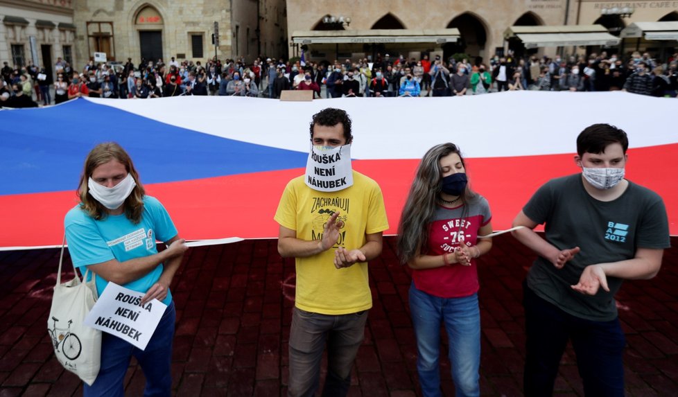Demonstrující na Staroměstském náměstí na protestu proti vládě Andreje Babiše (9. 6. 2020)
