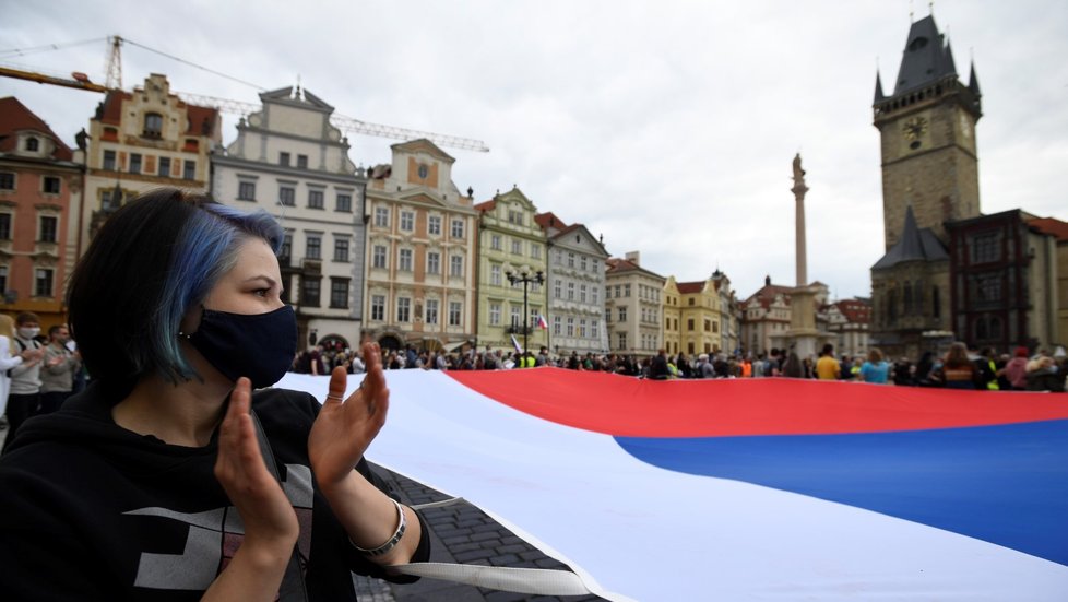 Demonstrující na Staroměstském náměstí na protestu proti vládě Andreje Babiše (9. 6. 2020)