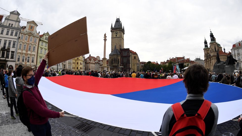 Demonstrující na Staroměstském náměstí na protestu proti vládě Andreje Babiše (9. 6. 2020)