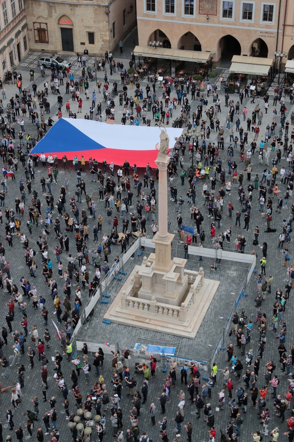 Demonstrující na Staroměstském náměstí na protestu proti vládě Andreje Babiše (9. 6. 2020)