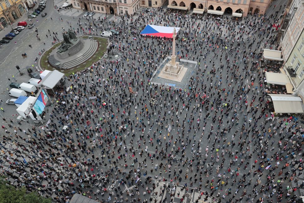 Demonstrující na Staroměstském náměstí na protestu proti vládě Andreje Babiše (9. 6. 2020)