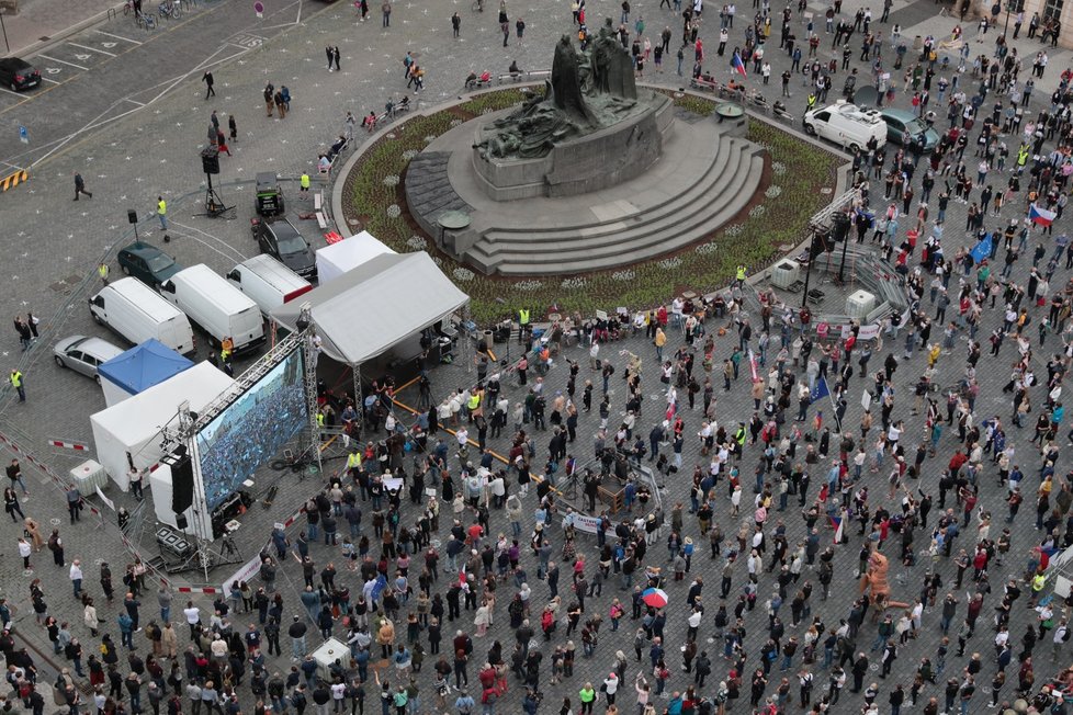 Demonstrující na Staroměstském náměstí na protestu proti vládě Andreje Babiše (9. 6. 2020)