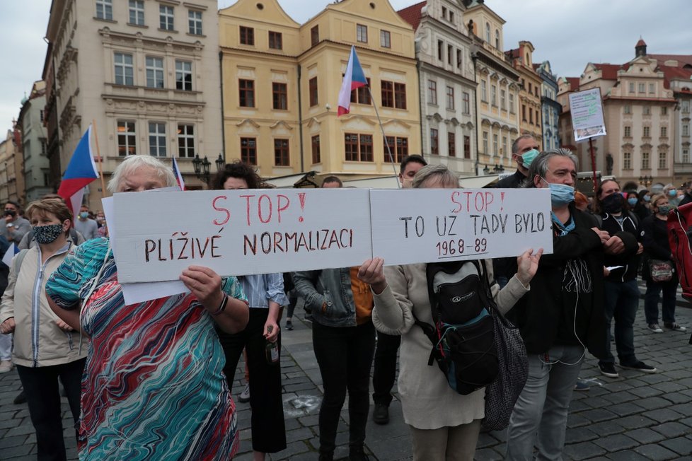 Demonstrující na Staroměstském náměstí na protestu proti vládě Andreje Babiše (9. 6. 2020)