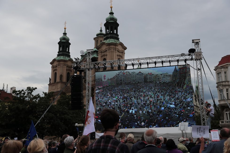 Demonstrující na Staroměstském náměstí na protestu proti vládě Andreje Babiše (9. 6. 2020)