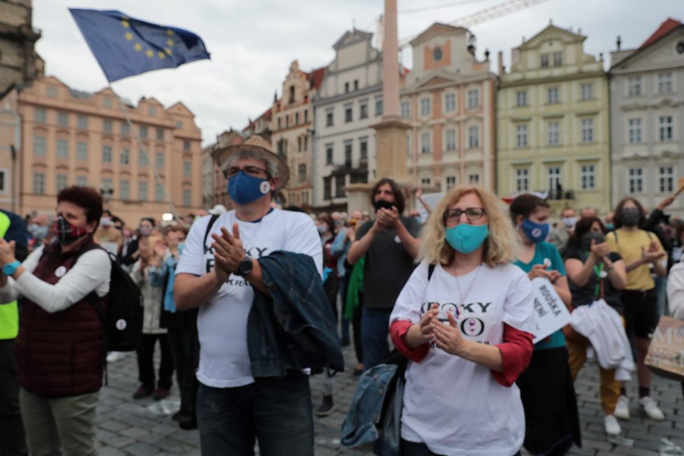 Demonstrující na Staroměstském náměstí na protestu proti vládě Andreje Babiše (9. 6. 2020)