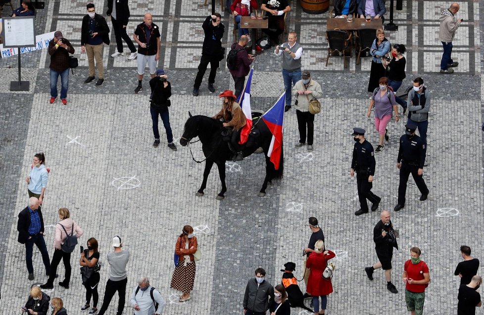 Demonstrující na Staroměstském náměstí na protestu proti vládě Andreje Babiše (9. 6. 2020)